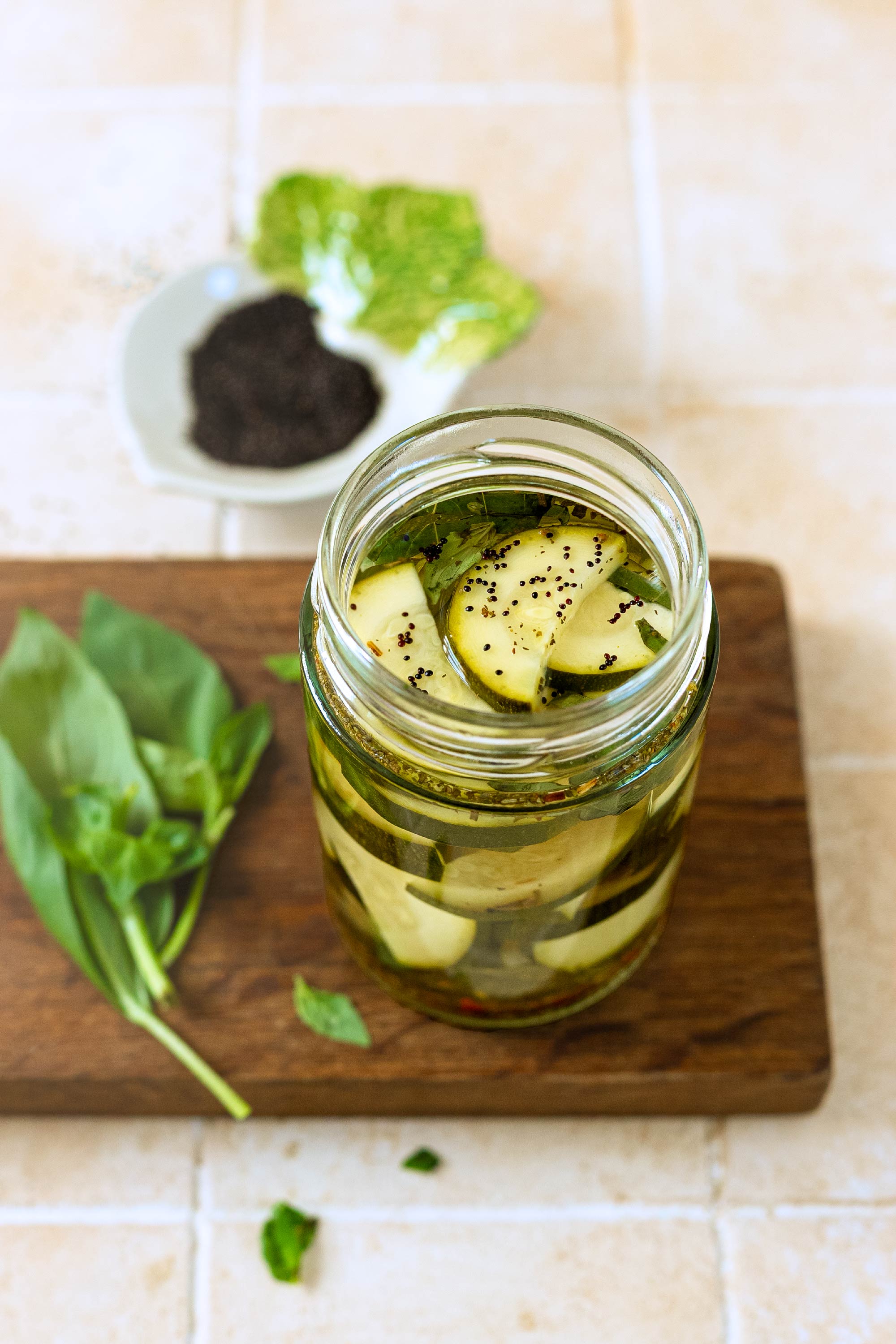 Pickles de courgette au basilic et amarante